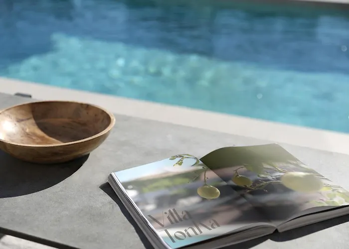 Tonka With Jacuzzi Sauna And Private Pool 라빈